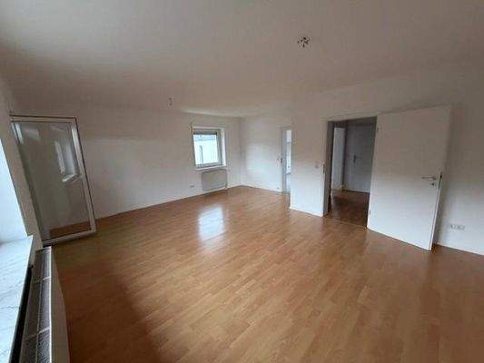 Wohnz. Blick zur Küche u Flur