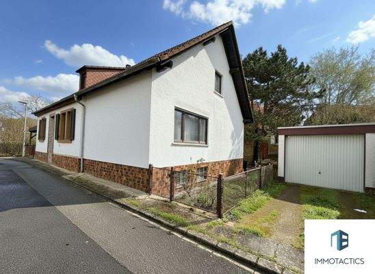 Außenansicht mit Garage