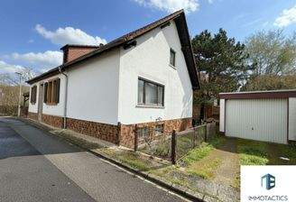 Außenansicht mit Garage