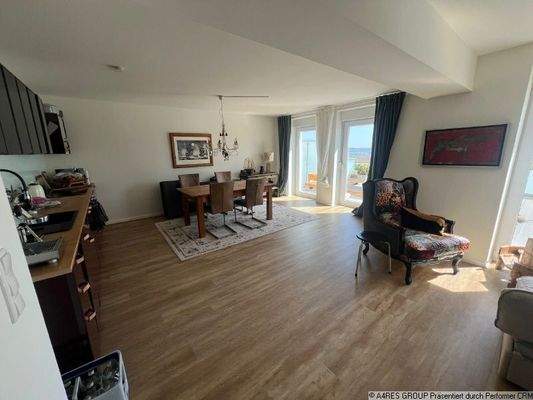 offener Wohn- und Essbereich