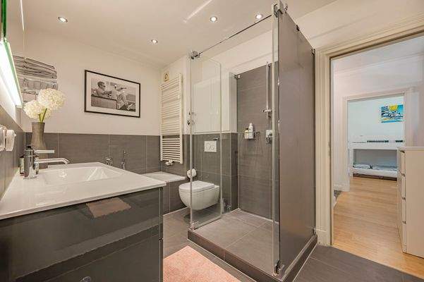 Modernes, voll ausgestattetes Master-Bad