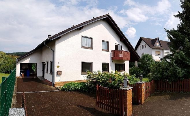 Haus mit Garten frontal