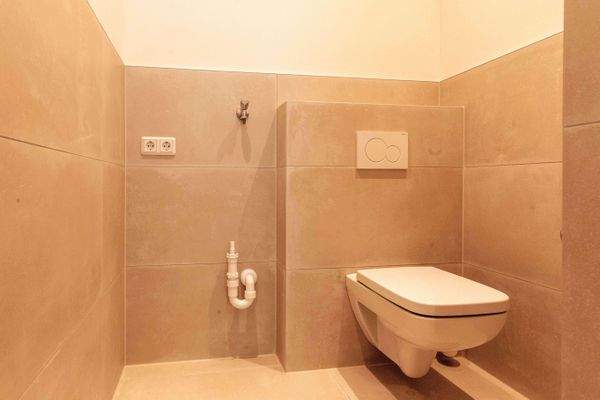 1. Bad mit Dusche und WC