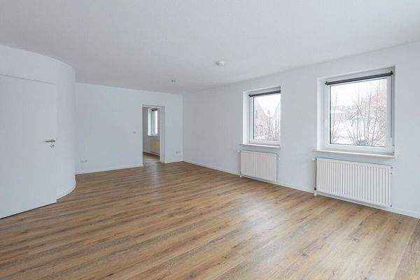 Das Wohnzimmer mit Zugang zur großen Dachterrasse  im 1. Obergeschoss