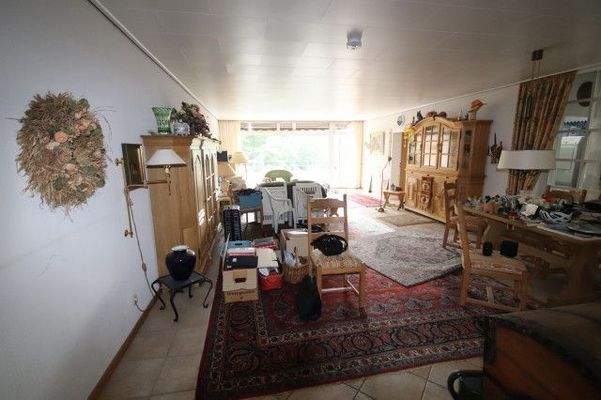 Wohnzimmer mit Zugang zur Terrasse und zu den anderen Räumlichkeiten