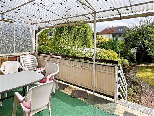 Von der Terrasse aus hat man einen schönen Blick in den Garten