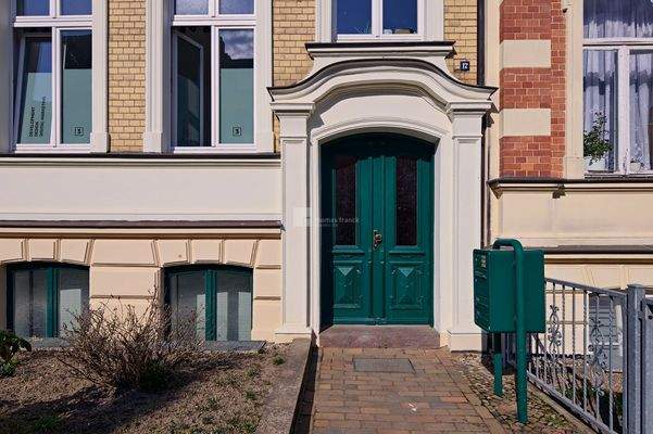 Der Hauseingang in die Stadtvilla