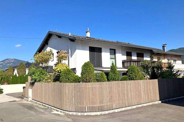 Außenansicht des Reihenhauses mit Gaisbergblick