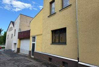Hausansicht mit großer Garageneinfahrt