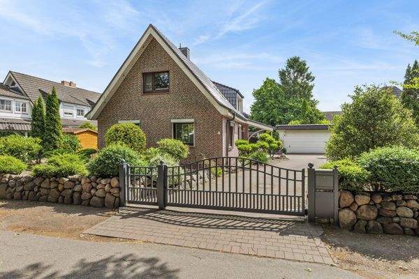 Straßenansicht in ruhiger Anliegerstraße rund um einen Park