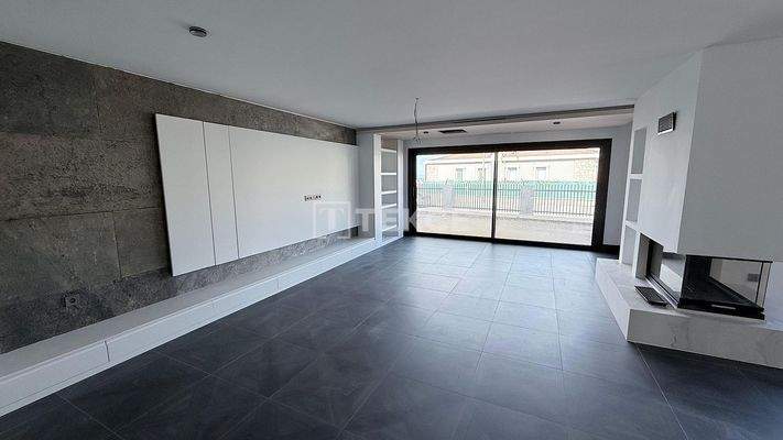 Elegant Semi-Detached Villas with Private Pools in İzmir