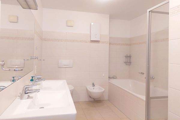 Badezimmer im 4. OG – komfortable Ausstattung für Büroeinheiten