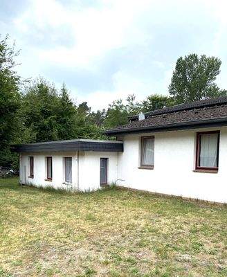Grundstück von vorne mit Anbau