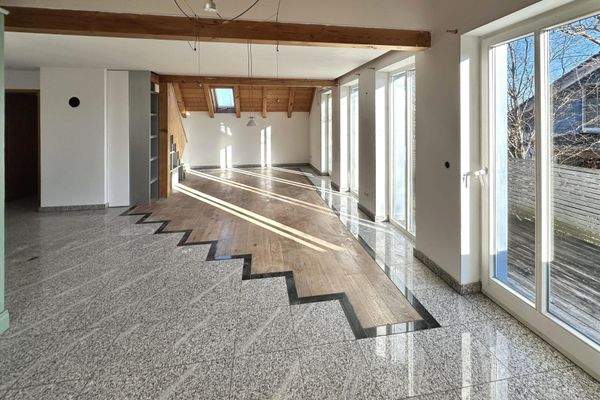 Wohnbereich mit Zugang zum Südbalkon