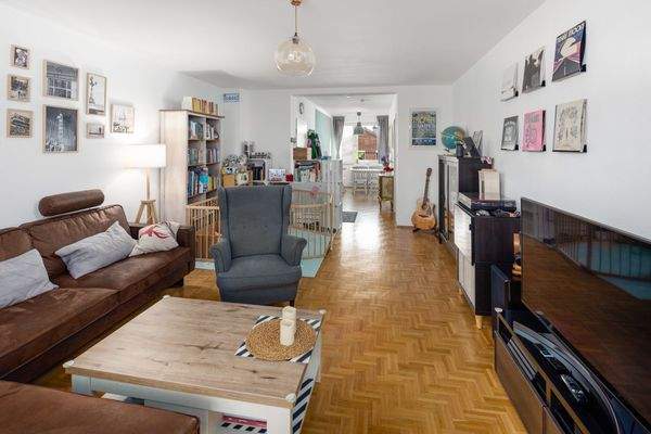 Blick zum Eingangs- und Essbereich