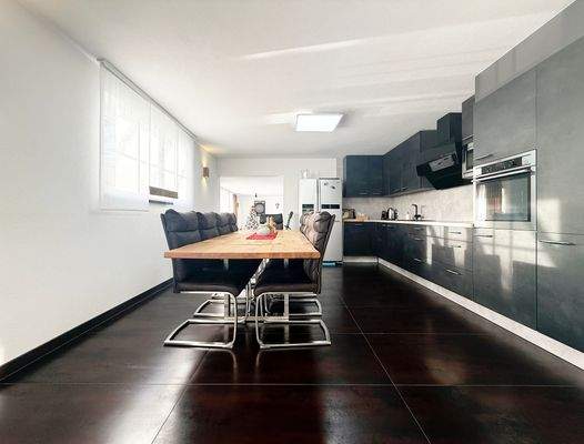 Wohnen / Essen UG mit EBK 

