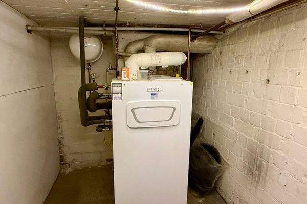 Die vorhandene Gasheizung befindet sich im Keller.