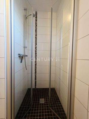 Dusche im Badezimmer