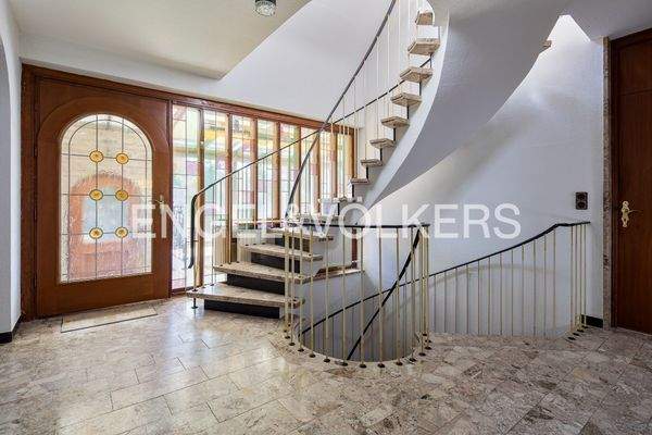 Extravaganter Eingangsbereich mit hochwertigem Mar