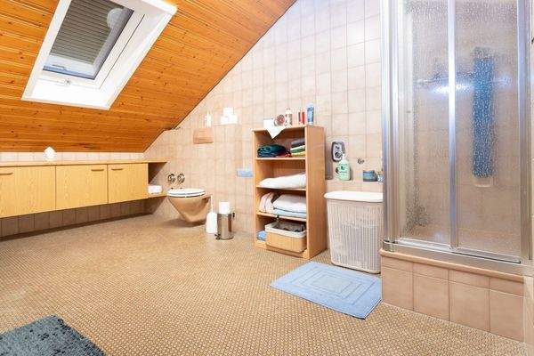 Das Badezimmer der DG-Wohnung