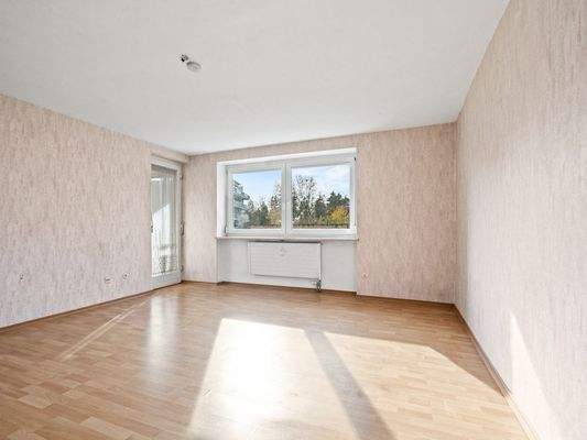 Wohnzimmer mit Balkonzugang