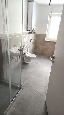 Geräumiges Bad mit Tageslicht und Waschmaschinenanschluss