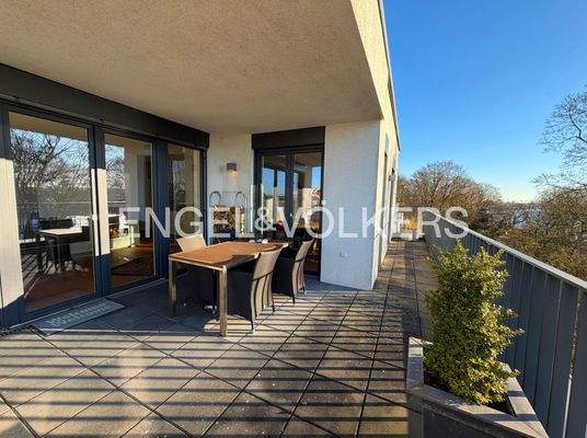 Große überdachte Terrasse