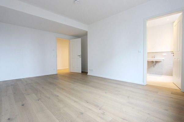 Schlafzimmer mit Duschabd