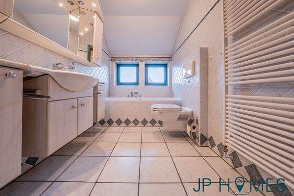 16_Badezimmer mit Badewanne im Obergeschoss