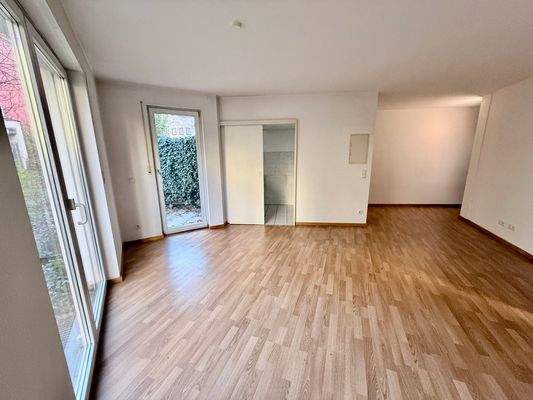 offener Wohnbereich Blick zur Küche.jpeg