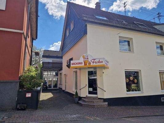 2473 Wohn-/Geschäftshaus in Much