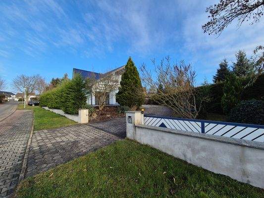 Straßenansicht mit Einfahrt