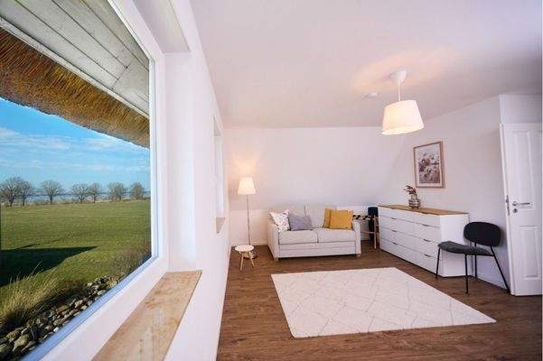 Weiterer Eindruck des großen Schlafzimmers im Dachgeschoss