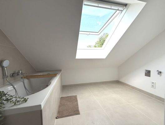 Badezimmer mit Platz für Trockner und Waschmaschine