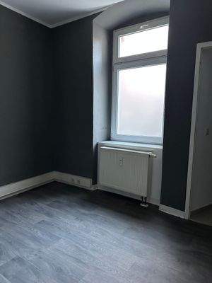 Leeres Zimmer mit Fenster