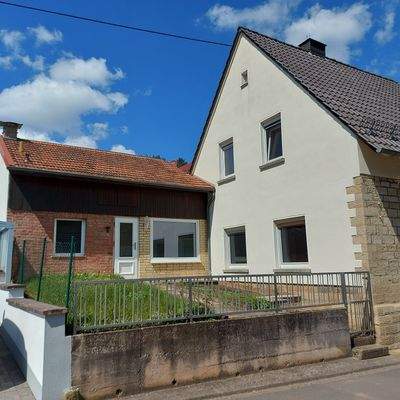 Hausansicht mit Anbau