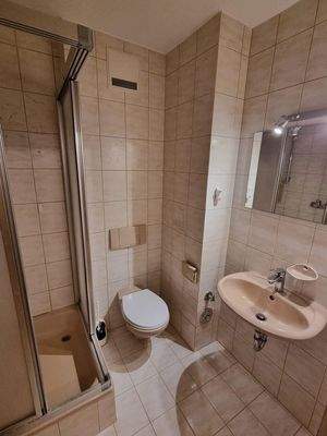 Kleines Bad mit Dusche/WC