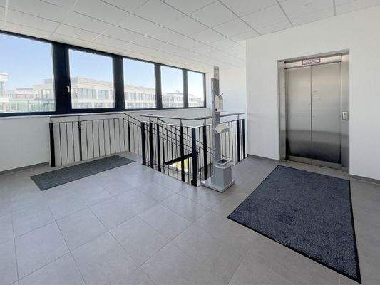 Treppenhaus mit Aufzug