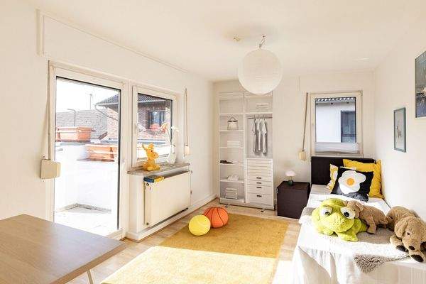 Kinderzimmer 1 mit Zugang zur Terrasse
