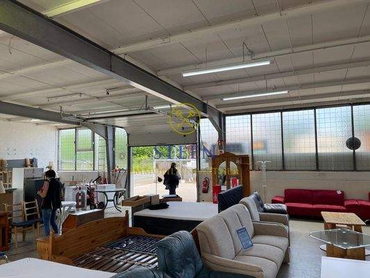 Große Halle mit offenem Rolltor