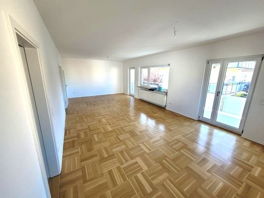 Wohnzimmer mit Zugang zu Balkon, Küche, Flur