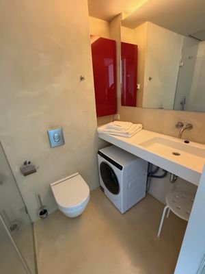Badezimmer mit Waschmaschine