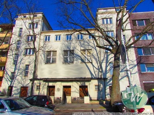 Außenansicht straßenseitig vom Objekt
