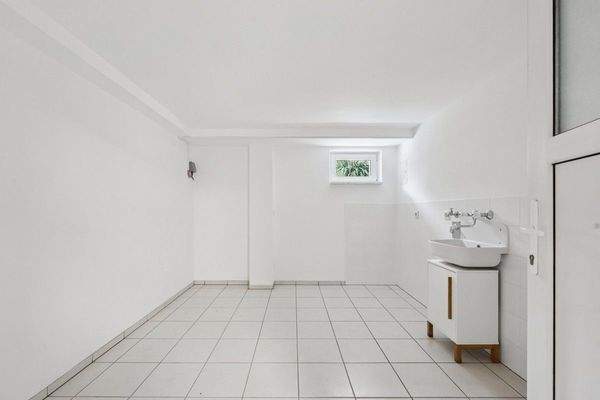 Keller mit Waschmaschinen- & Trocknerans (Whg. OG)   