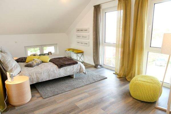 Helles, modernes Schlafzimmer