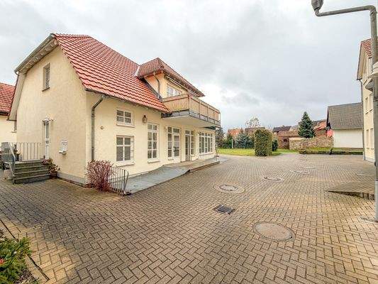 Innenhof mit Ansicht zur Gewerbefläche 2