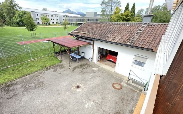 Innenhof mit Garage