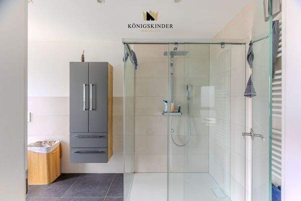 Modernisiertes Tageslichtbad mit bodengleicher Dusche