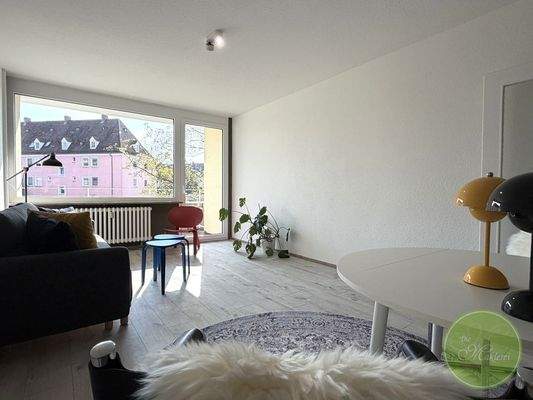 Blick von der Küche ins Wohnzimmer.