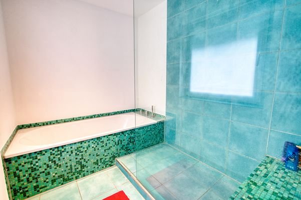 Vollbad mit Dusche und Badewanne